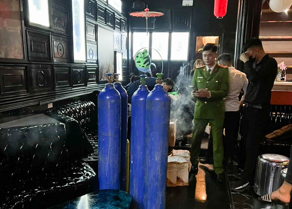 Hà Nội: Thu giữ lượng lớn khí cười, rượu lậu 